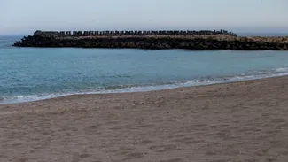 Experiență neplăcută pentru turiștii din Costinești. O plajă a fost acoperită de valuri