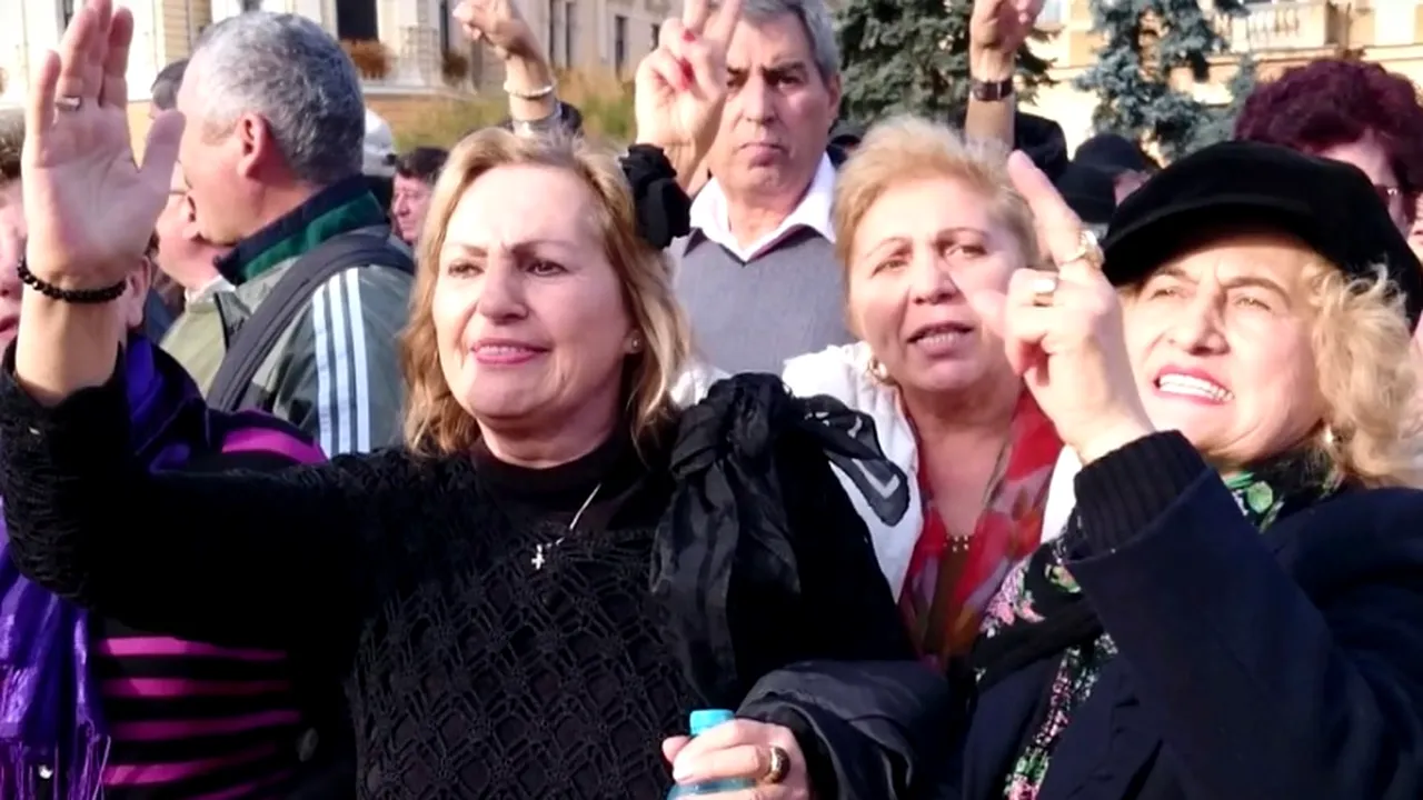 Aceste doamne îl susțin pe Victor Ponta. Ce mesaj îi transmit lui Klaus Iohannis