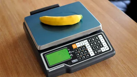 Cum a fost PĂCĂLIT la cântar Costin din Ploiești, după ce a cumpărat 5 banane (800g) din piață. Ce cantitate primise, de fapt