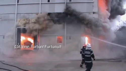 Scene dramatice la Pitești: o fabrică de mezeluri s-a făcut scrum, iar doi pompieri au fost aproape de moarte
