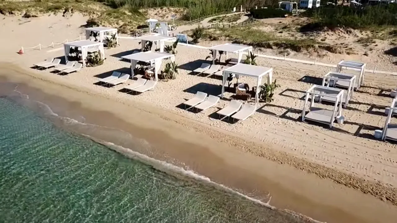 Locul IDEAL pentru vacanța de vară în care mulți români vor să ajungă, dar puțini își permit. Are o plajă de vis și apa este  limpede