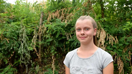 Școala online la sat. Florentina, fetița din Vaslui, care prinde semnal la telefon numai pe uliță: „Făceam temele și ieșeam în drum să le trimit. Mi-aș dori să merg și la facultate” (EXCLUSIV)