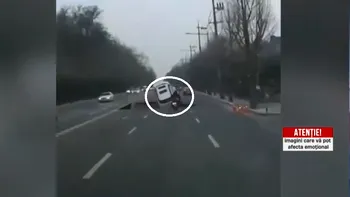 Un motociclist a MURIT, după ce a căzut într-o groapă apărută brusc în asfalt. Momentul tragic a fost filmat