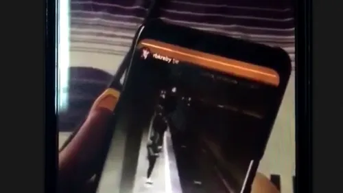 VIDEO cu primul atac al agresoarei de la metrou în stația Costin Georgian. Femeia atacată a scăpat cu viață ca prin minune