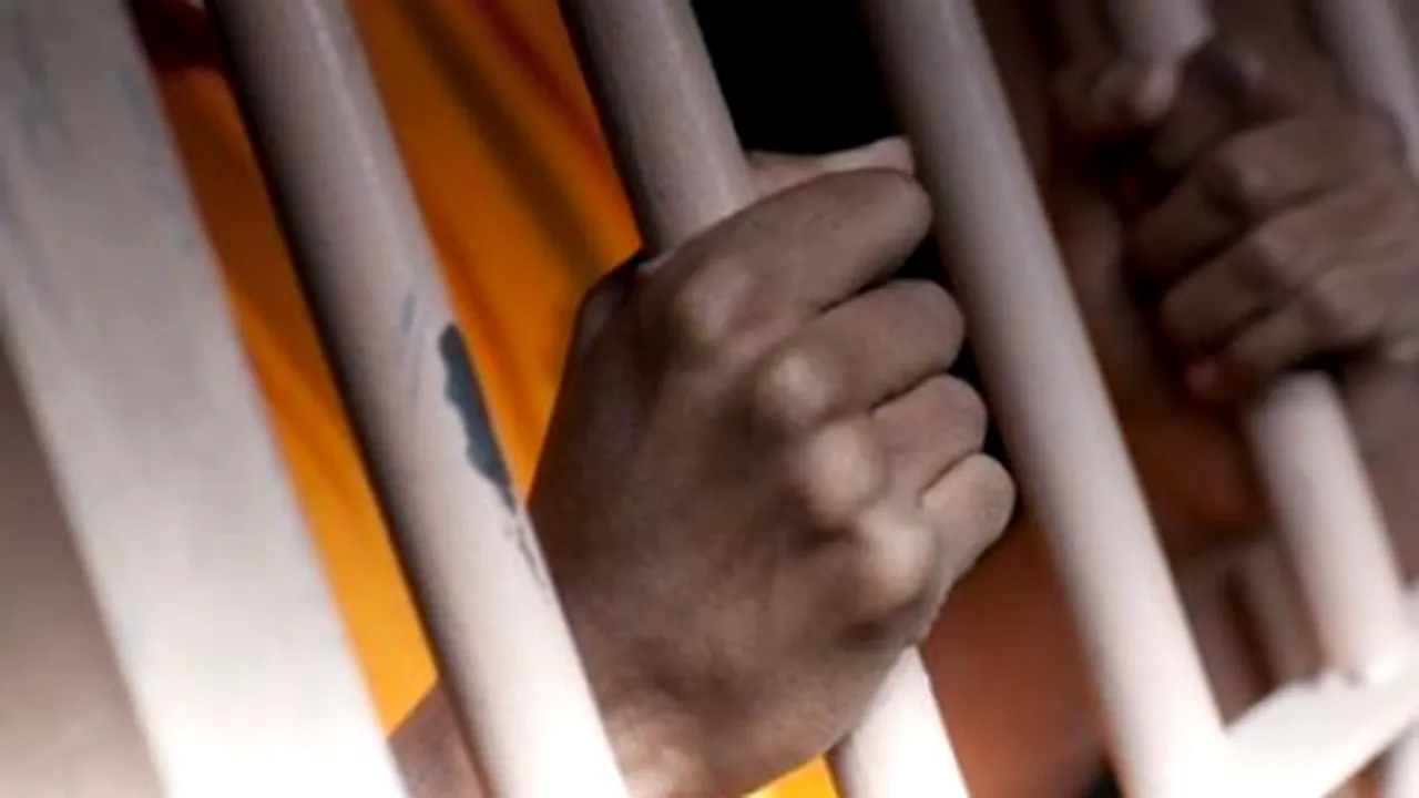 Bărbat din Marea Britanie, condamnat la închisoare după ce a aruncat cu un jambon într-o musulmană. Cât va sta în spatele gratiilor 