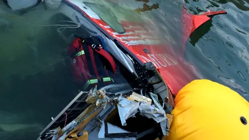 Epava elicopterului SMURD prăbușit a fost adusă la mal după 24 de ore de la accident. GALERIE FOTO