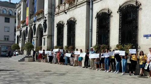„Ne vrem școala înapoi: Profesorii și elevii de la un colegiu din Craiova protestează în fața primăriei - FOTO