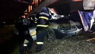 Un autoturism a fost lovit de tren în Satu Mare. Șoferul mașinii a murit