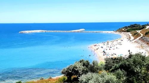 Plaja din România care surprinde turiștii cu apa turcoaz: „E mai frumos decât în Grecia!”