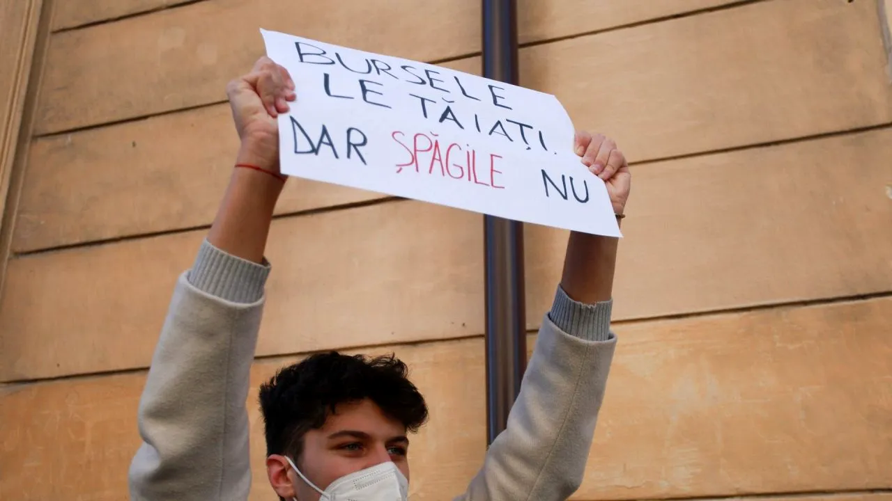 Se extinde scandalul schimbării criteriilor de acordare a burselor. În semn de protest, elevii din șase județe sunt în grevă japoneză