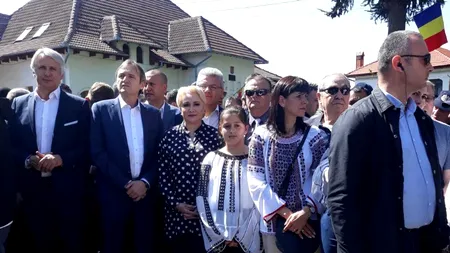 Dăncilă, huiduită de protestatari și în județul Gorj: „Hoților