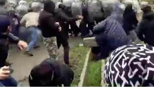 Scene de asediu în Georgia. Polițiști bătuți cu bețe și pietre de sute de săteni, printre care și niște bătrânele - VIDEO