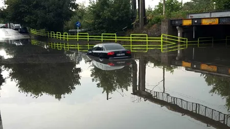 O furtună care a durat 40 de minute a făcut ravagii în Iași: Străzi inundate și copaci puși la pământ. Fenomenul extrem a fost anunțat prin Ro-Alert - VIDEO