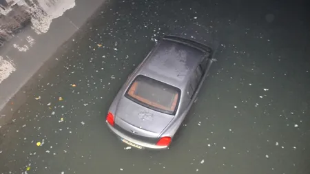 ACCIDENT: Limuzina Bentley de peste 100.000 de euro a lui Dan Diaconescu a ajuns în râul Dâmbovița. UPDATE: Ce spune șeful OTV