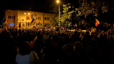 A patra noapte de proteste în fața Arestului Central, unde este închis Călin Georgescu. Sute de oameni scandează lozinci de susținere pentru fostul candidat la alegerile prezidențiale