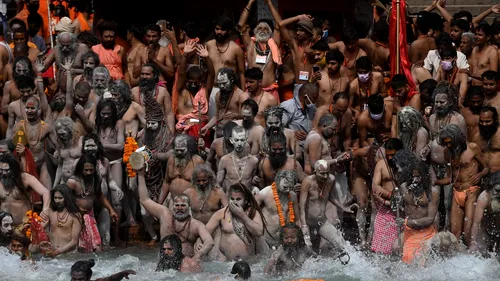 India: Zeci de mii de oameni se îngrămădesc să facă baie în Gange, pentru a se spăla de păcate. Între timp, țara a devenit a doua cea mai afectată de pandemia de COVID-19 | GALERIE FOTO