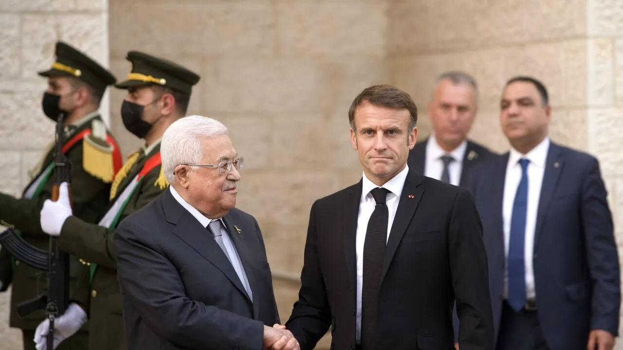 Emmanuel Macron a condamnat, în discuțiile cu Mahmoud Abbas, atacurile contra Israelului și a cerut reluarea procesului de pace