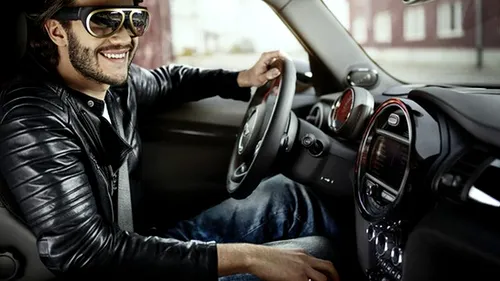 BMW vrea să revoluționeze experiența la volan și le propune șoferilor acești ochelari