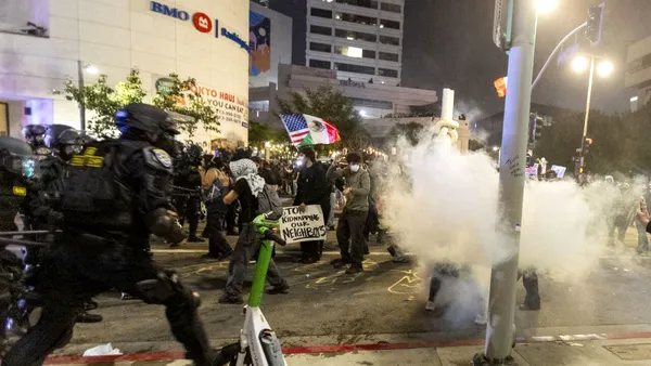 Le Monde: Violențele din Los Angeles, o ESCALADARE calculată a crizei de către Donald Trump