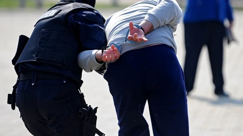 Membrii unor grupări de trafic de droguri, care au jefuit alți traficanți, îmbrăcați în polițiști, au fost reținuți