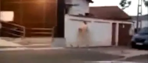 IREAL. Amant filmat cum fuge în „costumul lui Adam” pe o stradă din Craiova. Bărbatul a fost prins „în fapt” (VIDEO)