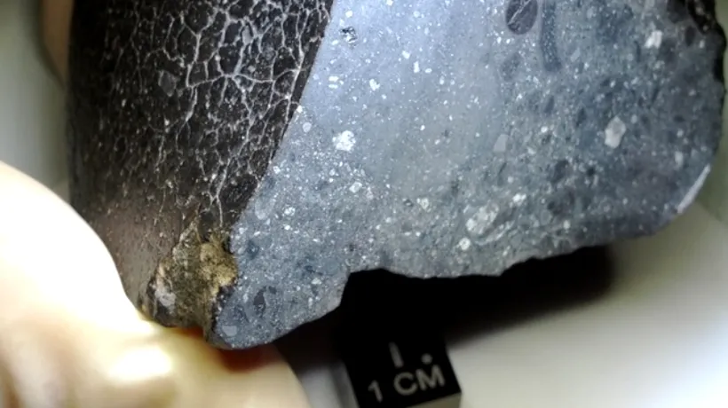 Un meteorit marțian unic, bogat în apă, descoperit de cercetători
