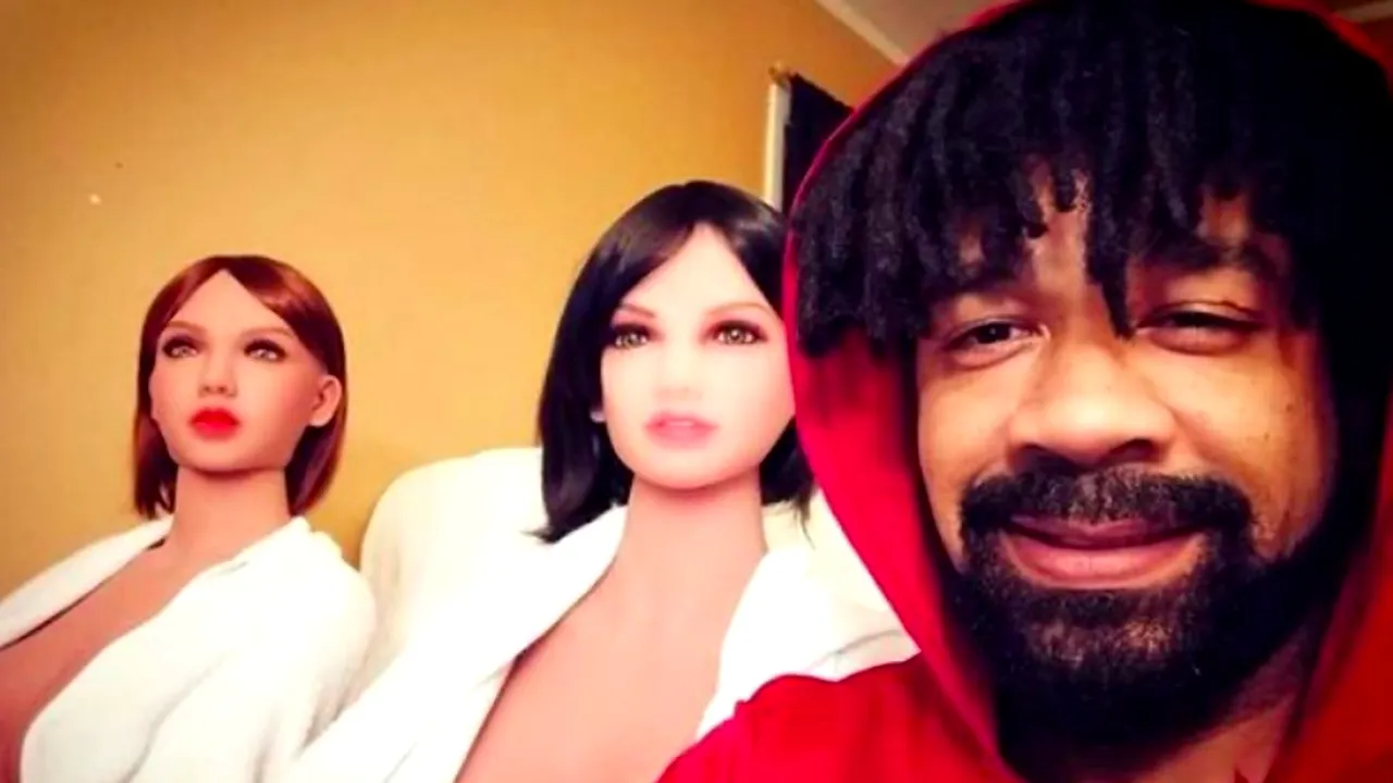 Youtuber-ul care trăiește cu patru femei din plastic. Cum explică Jay Hefner alegerea inedită