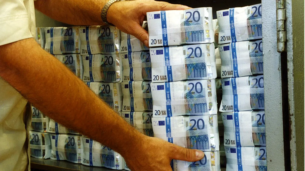 28 de milioane de euro în bancnote false, produse inclusiv în România, descoperite în Italia