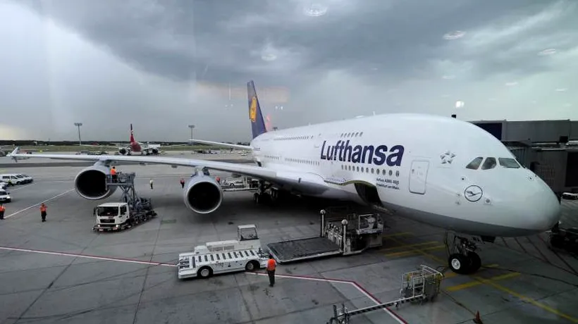 Scandal la Sibiu: Pasageri ai unei curse Lufthansa, neîmbarcați întrucât avionul era plin, au chemat Protecția Consumatorului