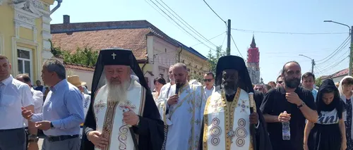 Ortodocșii și greco-catolicii, procesiuni separate la Nicula: Participă și mitropolitul de Rwanda