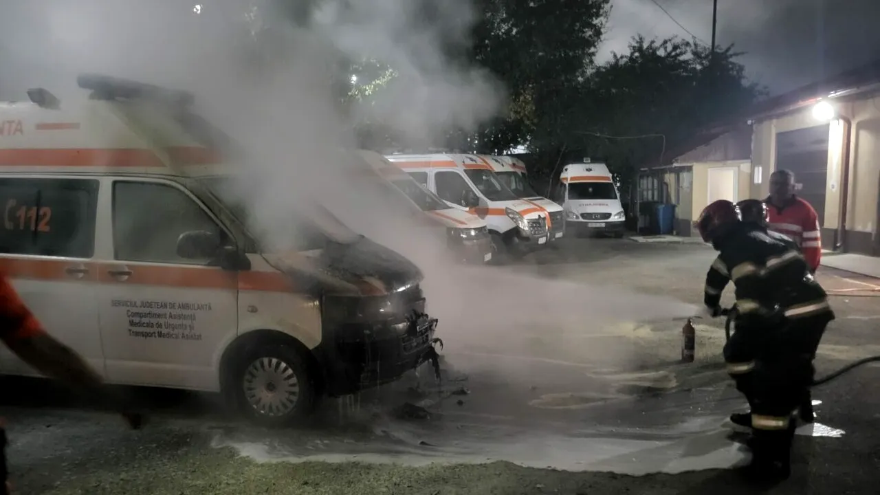 O autospecială a luat foc chiar în curtea Serviciului de Ambulanță Vaslui, în timp ce era în PRIZĂ la încărcat. Care e fost cauza incendiului