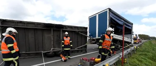 Remorca unui camion din România s-a răsturnat din cauza vântului, pe o autostradă din Franța