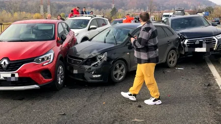 Haos total pe DN1. Șapte autoturisme s-au ciocnit în lanț. Traficul este complet blocat pe ambele sensuri