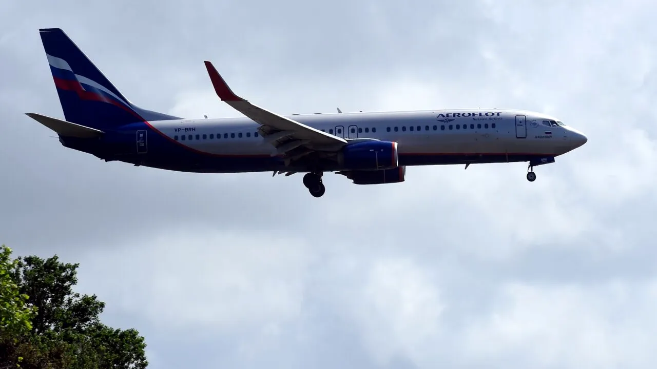 Un avion cu pasageri al unei companii rusești, care decolase de la Soci, a rămas în PANĂ de motor în plin zbor