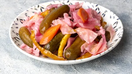 Rețetă mănăstirească de mâncărică de murături cu doar 6 ingrediente. Preparatul pe care să îl consumi în Postul Crăciunului