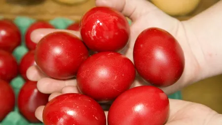 Vopsirea ouălor are la bază obiceiuri PĂGÂNE. Potrivit unei legende, Maria Magdalena ar fi fost inițiatoarea tradiției înroșirii ouălor