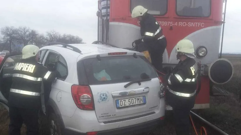 Traficul feroviar este blocat în Vâlcea, după ce o mașină a fost lovită de tren - FOTO