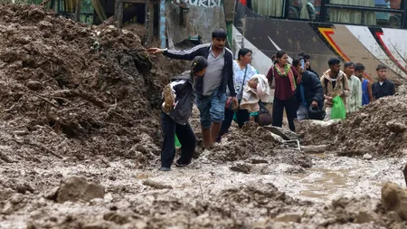 DEZASTRU în Nepal. Cel puțin 112 persoane decedate și alte 64 dispărute, în urma INUNDAȚIILOR și alunecărilor de teren
