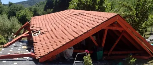UPDATE - Subprefectul județului Sălaj a murit, după ce acoperișul unui foișor smuls de vânt a căzut peste el. Alte trei persoane au fost rănite