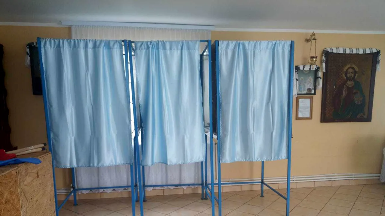 Alegătorii din două sate sucevene, așteptați la urne amenajate în săli în care se țin praznice 