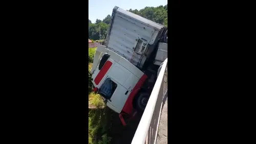 Accident spectaculos în Argeș. Un TIR a căzut de pe un pod | VIDEO