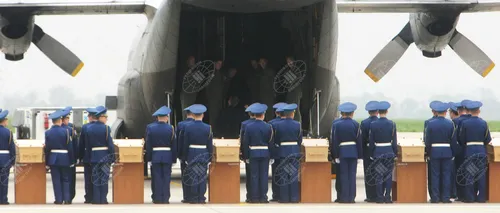 Șapte coșciuge cu rămășițe ale victimelor MH17, trimise în <i class='ep-highlight'>Olanda</i> de pe aeroportul de la Harkov