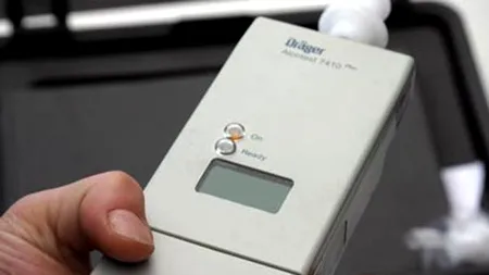 Doi polițiști din Huși, loviți cu mașina de un șofer beat care s-a enervat când au vrut să îl testeze. Reacția ministrului de Interne, Lucian Bode