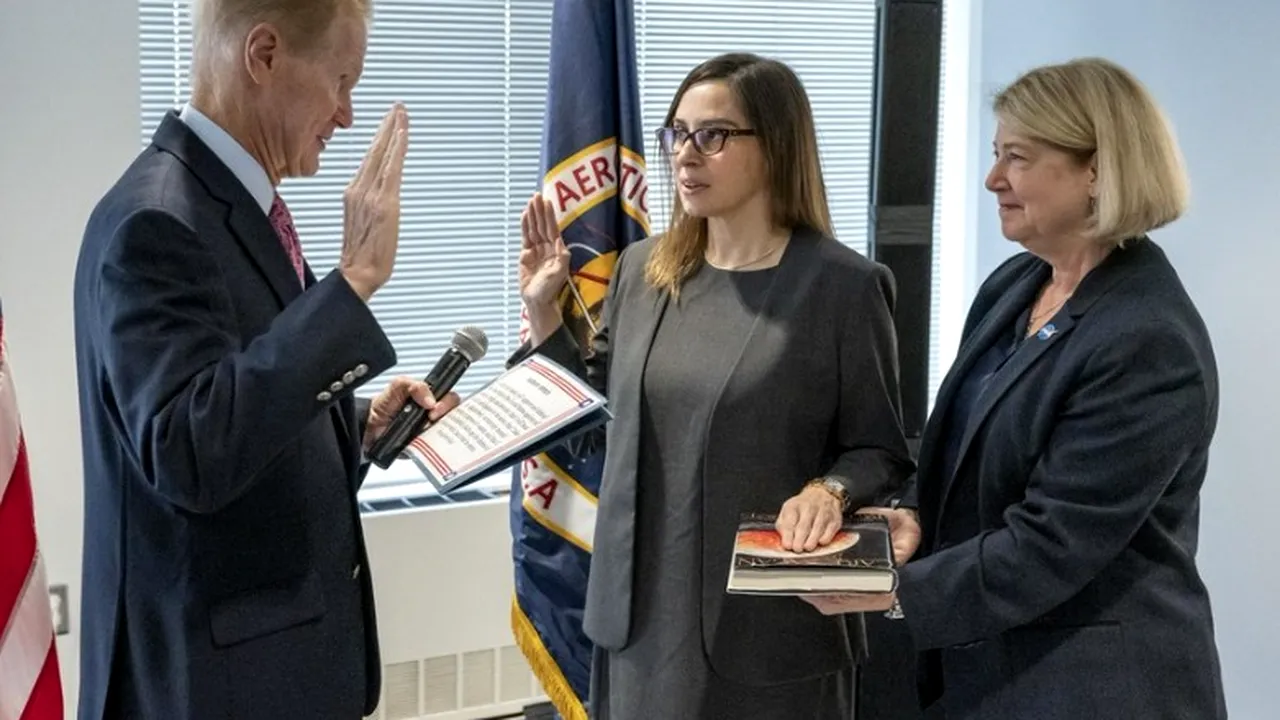 Prima femeie DIRECTOR din istoria NASA a refuzat să jure cu mâna pe Biblie. Ce carte a ales în schimb