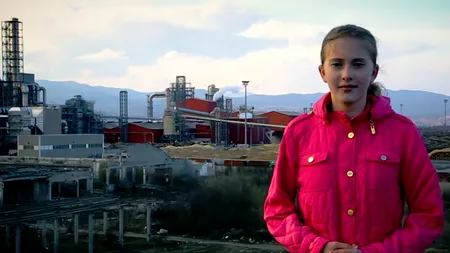 VIDEO - Mesajul unei eleve pentru politicieni: Ne înecăm în gunoaie. Corupția mă sufocă