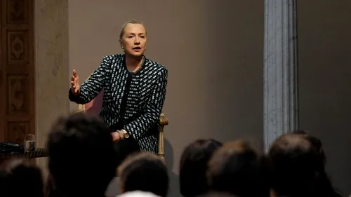Hillary Clinton cere încetarea violențelor din Afganistan
