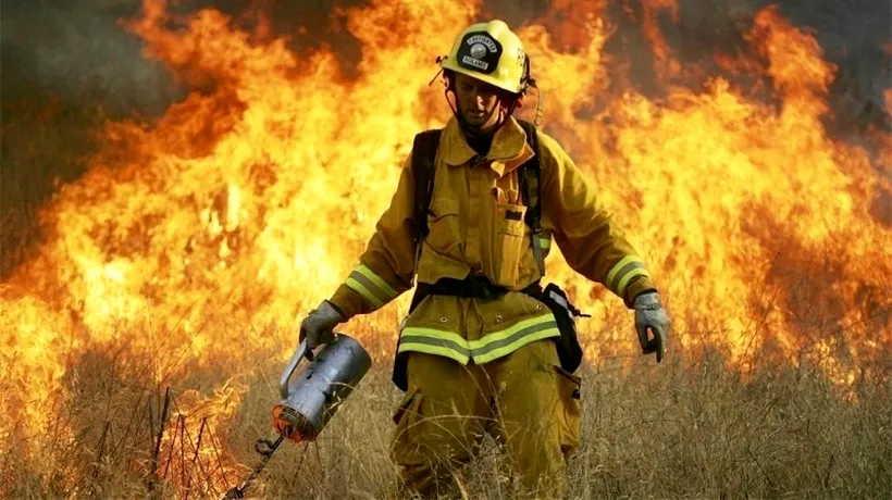 Mii de pompieri depun eforturi pentru stingerea incendiilor de vegetație în California și Nevada