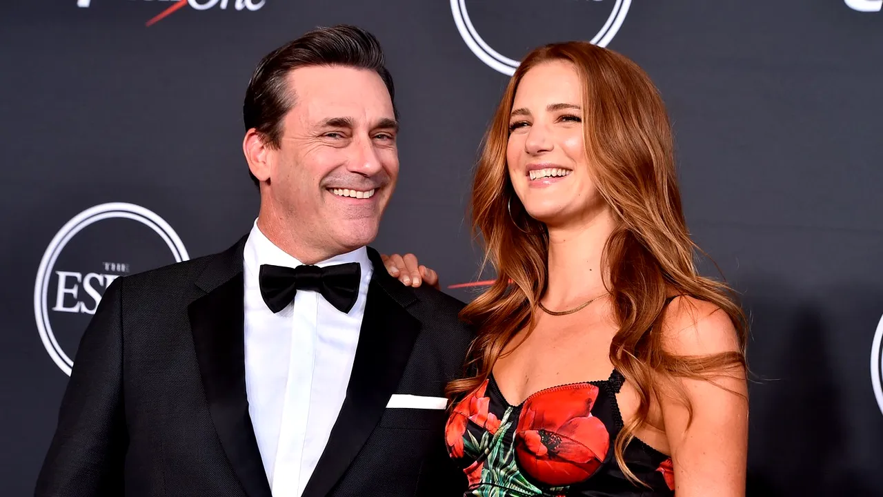 Jon Hamm s-a căsătorit cu Anna Osceola, cu care a jucat în ”Mad Men”, în locația unde s-a filmat episodul final al serialului