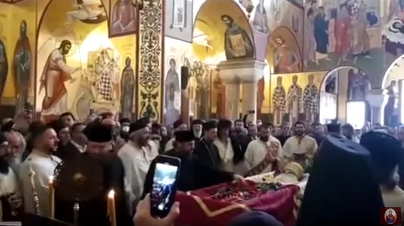 Mii de credincioși l-au pupat pe Mitropolitul din Muntenegru, mort de Covid! Avertismentul medicilor, ignorat: Sicriul a fost deschis (VIDEO & FOTO)