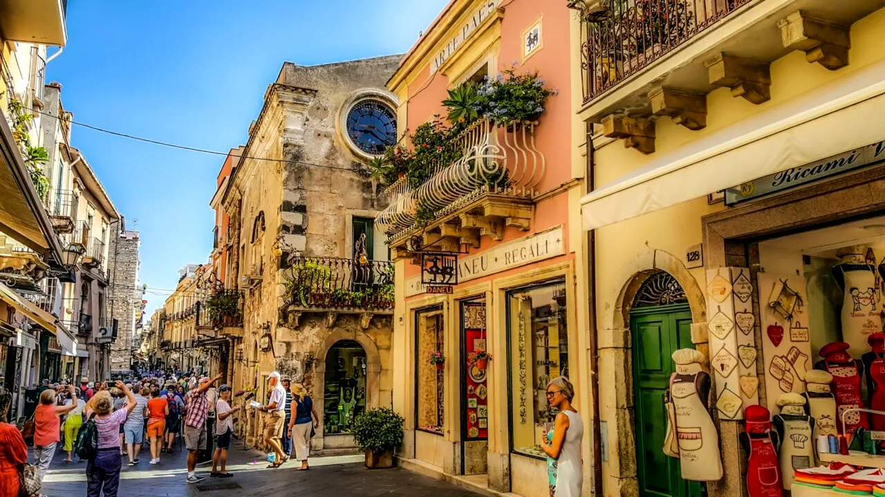 CASĂ de vacanță, la vânzare cu doar 3 euro! Tot mai mulți români merg în această regiune din Europa